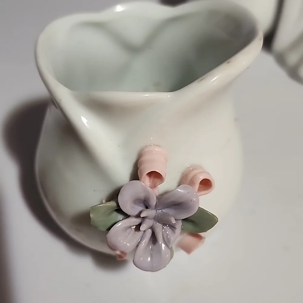 ASSORTMENT OF WHITE CERAMICS. - Picture 7 of 13